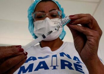 Covid-19: Rio aplica dose de reforço em idosos de 94 anos