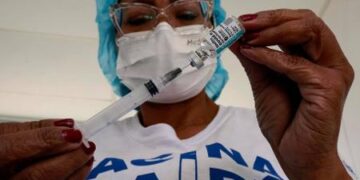 Covid-19: Rio aplica dose de reforço em idosos de 94 anos