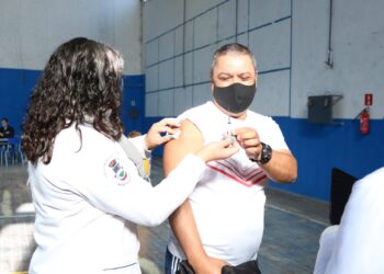 Covid-19: vacinação avança e internações caem no Rio de Janeiro