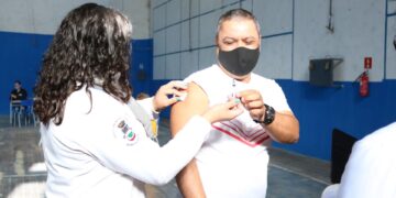 Covid-19: vacinação avança e internações caem no Rio de Janeiro