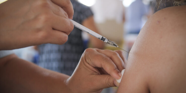 Imunossuprimidos já podem se vacinar sem agendamento no DF