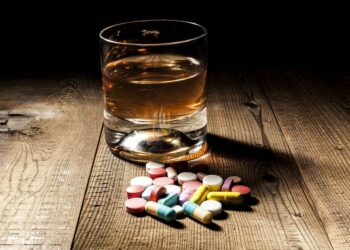 Por que não misturar bebidas alcoólicas com remédios?