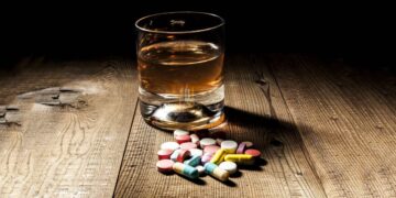 Por que não misturar bebidas alcoólicas com remédios?