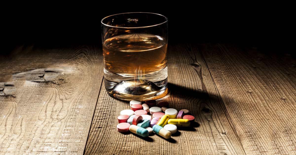 Por que não misturar bebidas alcoólicas com remédios?