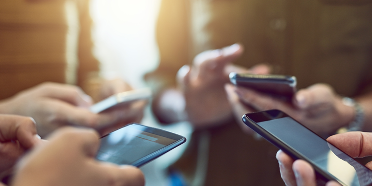 Usar celular por muito tempo é prejudicial à saúde? Usar celular por muito tempo é prejudicial à saúde?