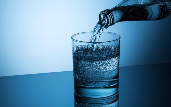 Veja ótimos motivos para incluir água com gás no próximo jantar!