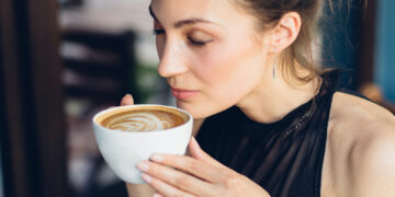 Por que o cafezinho depois do almoço deve ser evitado?