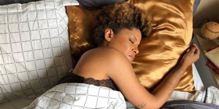 Mito ou verdade: dormir com o cabelo preso faz mal?