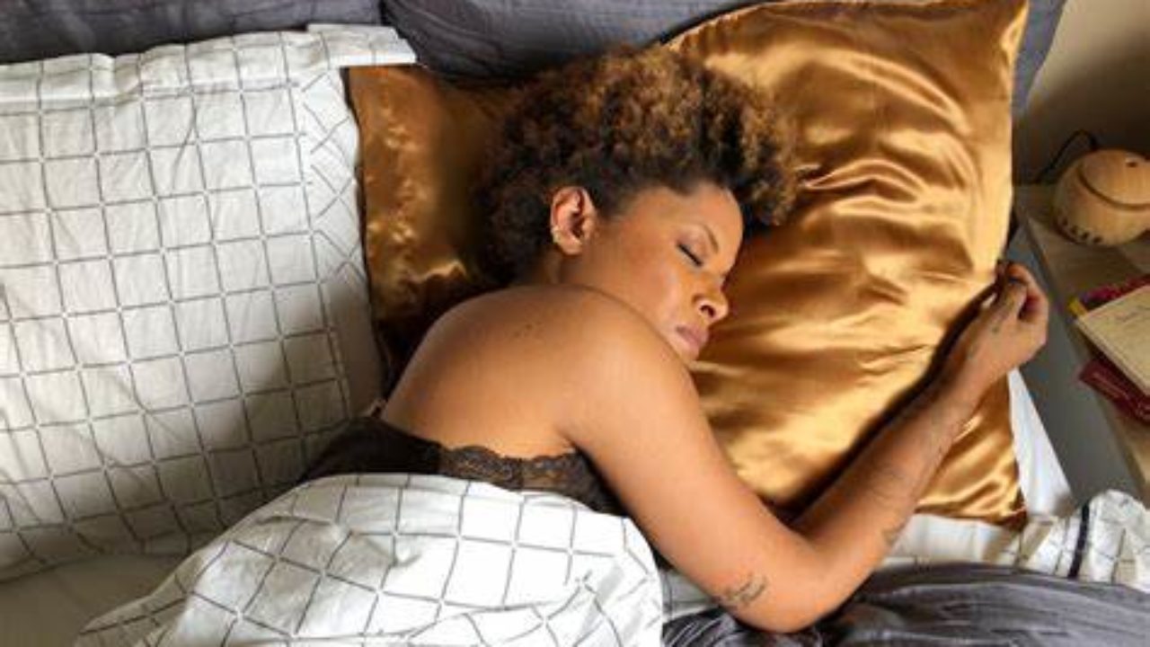 Mito ou verdade: dormir com o cabelo preso faz mal?