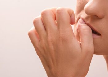 Roer as unhas: conheça os riscos para a sua saúde bucal