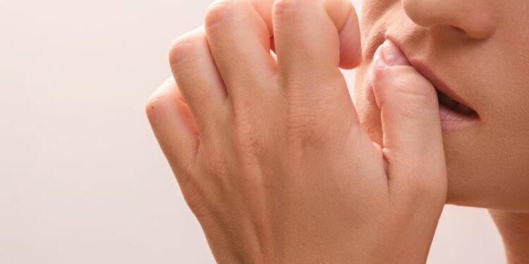 Roer as unhas: conheça os riscos para a sua saúde bucal Roer as unhas: conheça os riscos para a sua saúde bucal