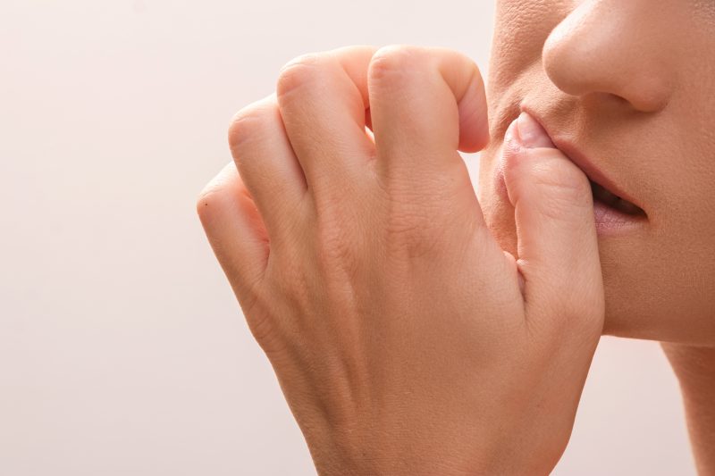 Roer as unhas: conheça os riscos para a sua saúde bucal